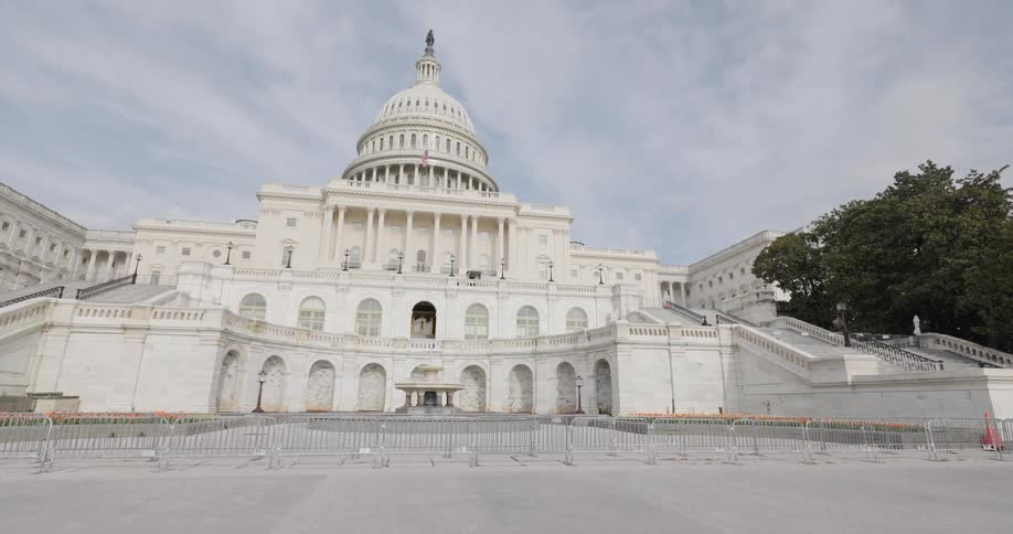 Facade of the washington capitol on a cloudy day
