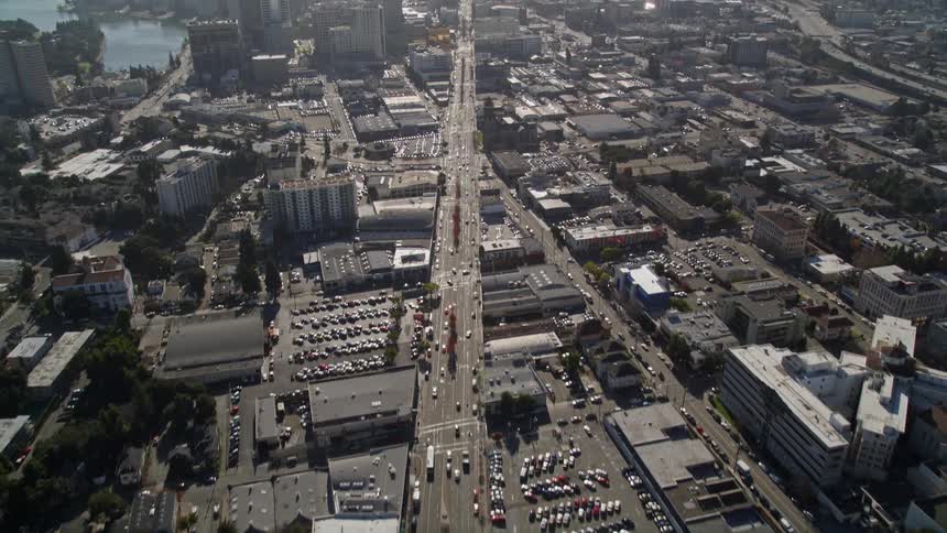 Traffic flows along large streets passing through waterfront city