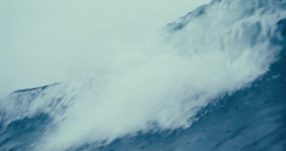 Breaking ocean wave