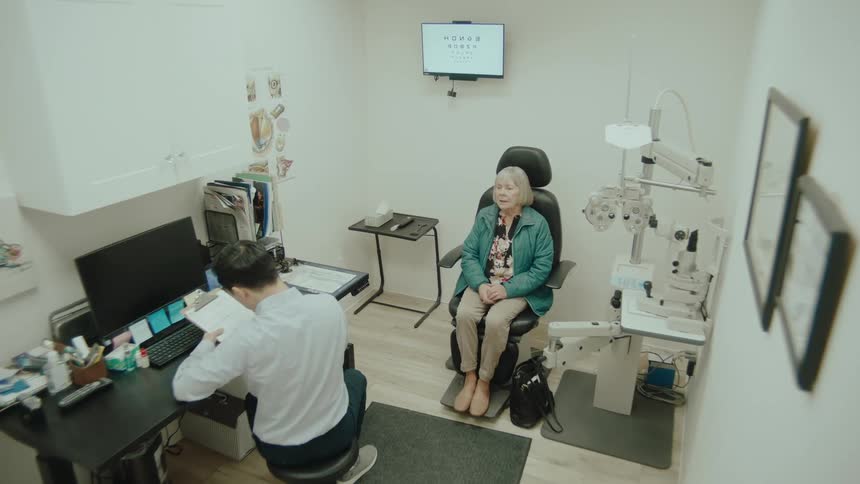 An eye doctor has a discussion with a patient