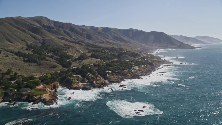 Landscape of an extensive sea that reaches the mountainous coast