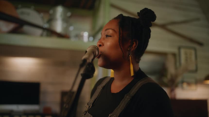 A woman is singing a song on the microphone