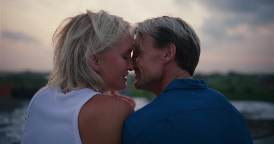 Man and woman kissing in an open air place