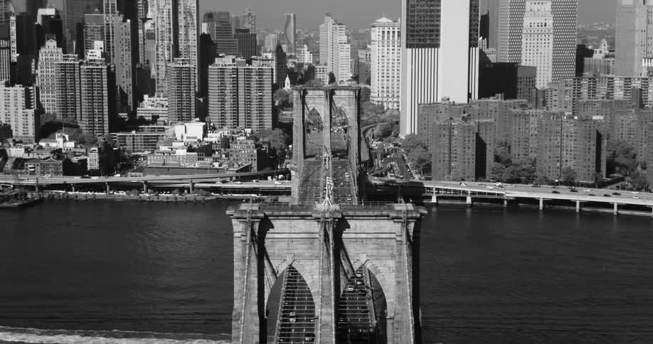 Panorama of an extensive bridge that crosses the sea with vehicle traffic and a metropolis in the background