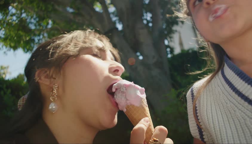 Portrait of a woman and a little girl sucking an ice cream