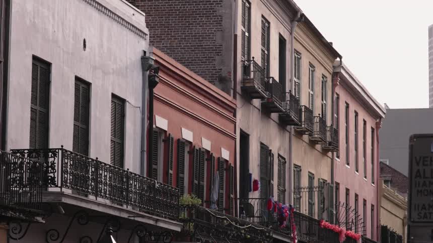 A row of buildings in a city