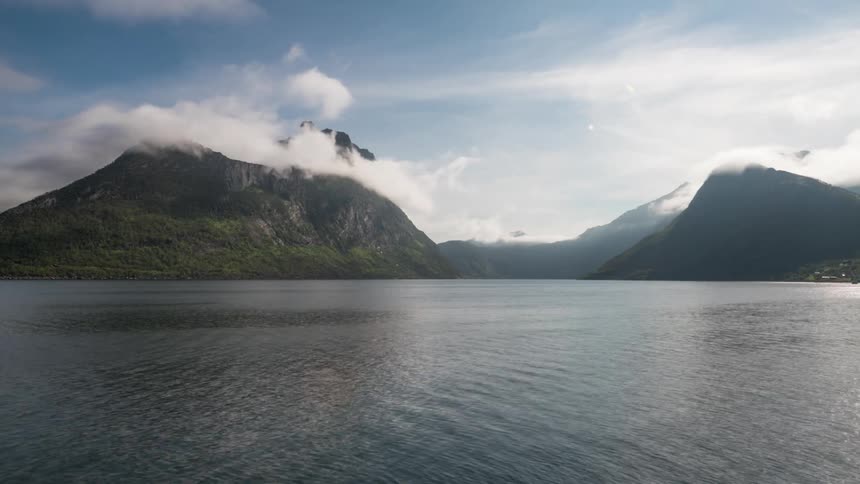 Mountain scenery with a sea of low clouds on the edge of a lake