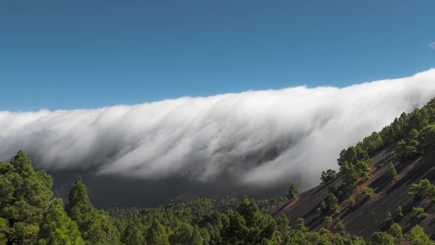 A mountainous region with a sea of white clouds in the sky spreading
