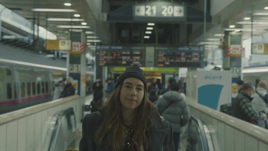 A woman turns around in the subway