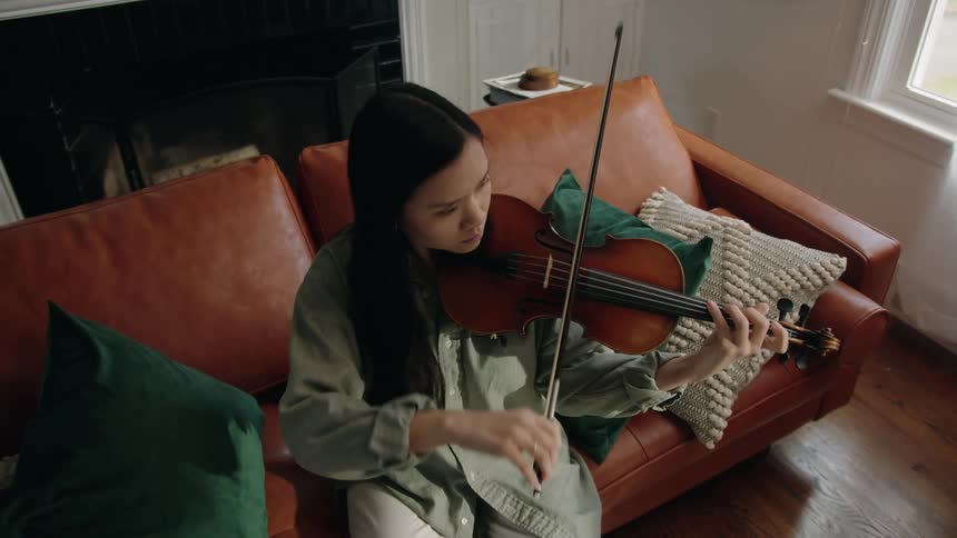 A woman is playing the voilin