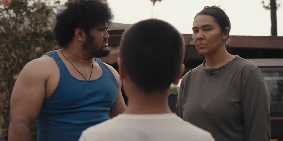 Man arguing with a serious expression with a woman and a child next to them