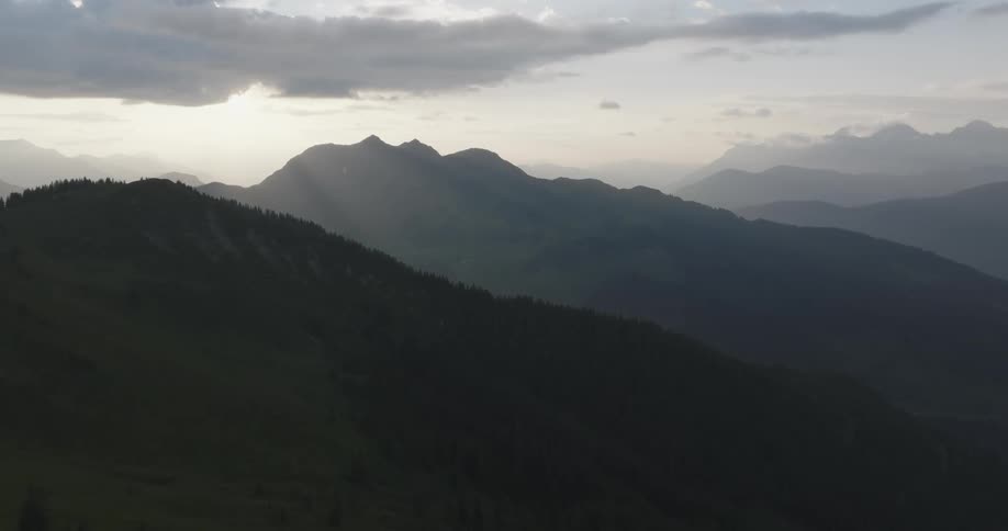 The clouds give shade to the mountains