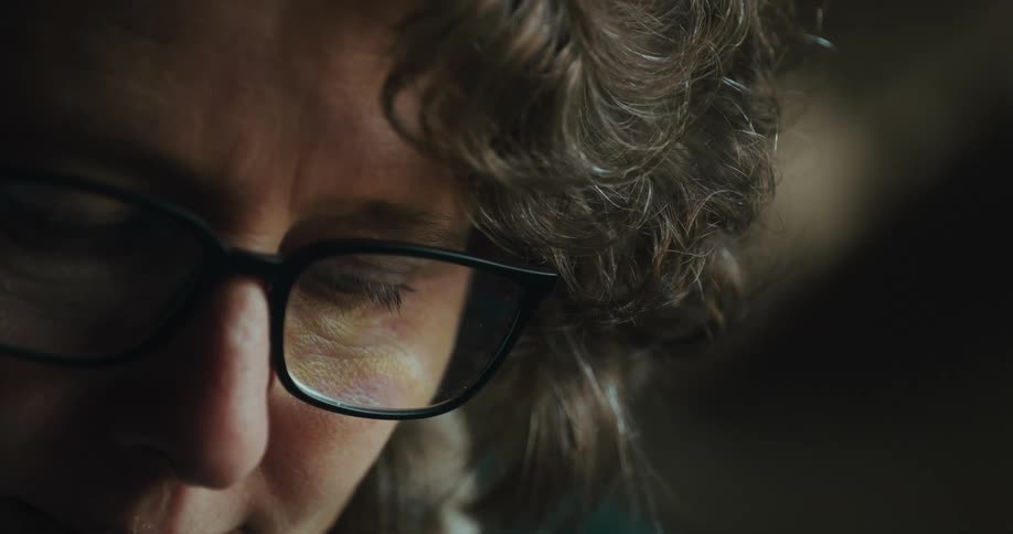 Portrait of a woman wearing glasses concentrated