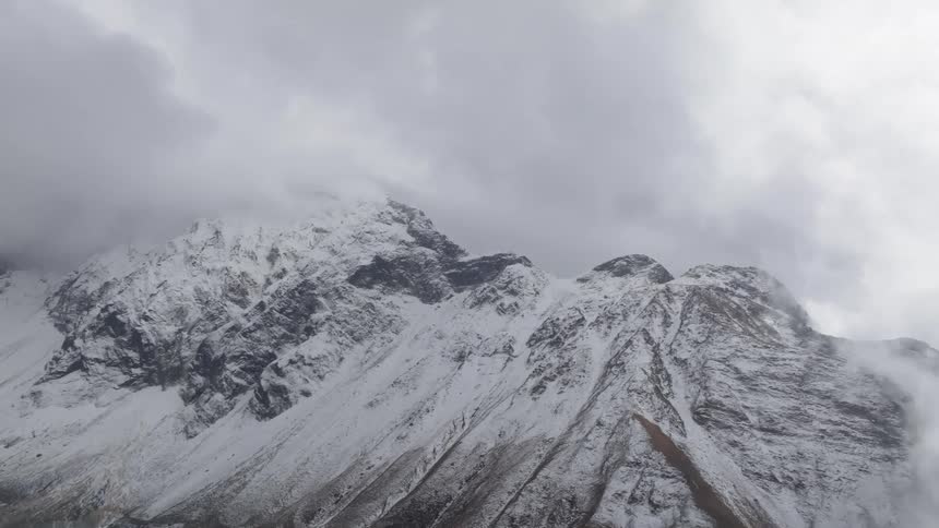 Mountains covered by snow on a cloudy day
