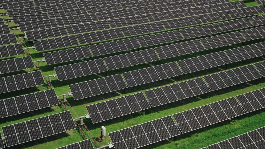 Revealing many solar panels in a large solar farm in the summer
