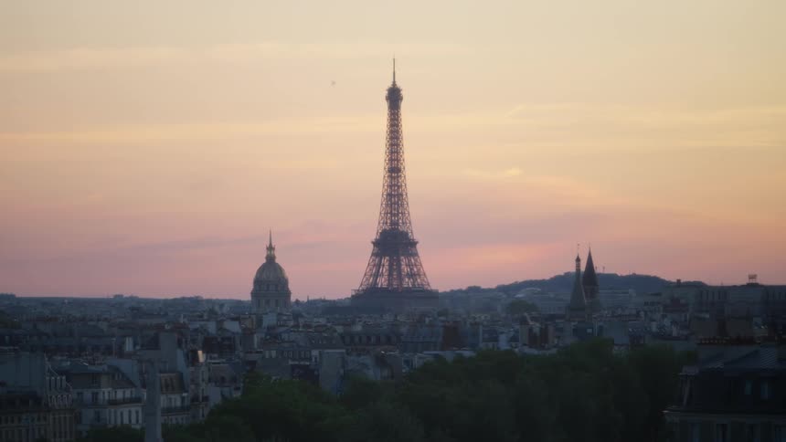 Panorama of the french metropolis with the eiffel tower highlighted in a sky with shades of purple