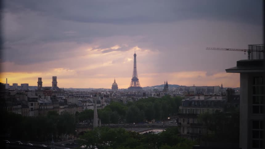 Panorama of the eiffel tower in the metropolis of france on a cloudy day with the sky in shades of purple