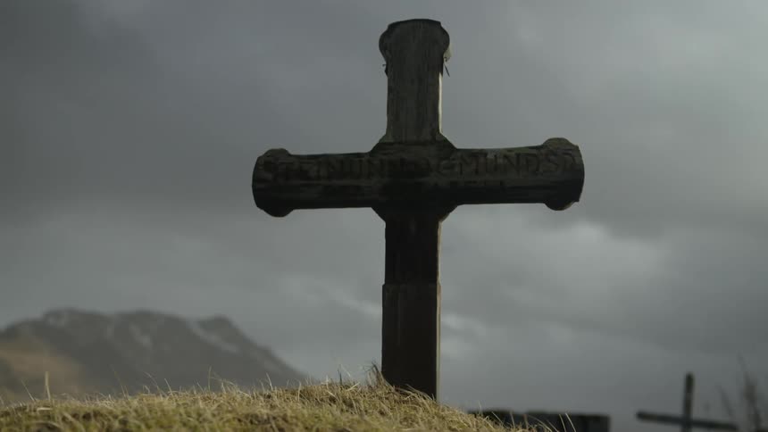 Heavy wind is in the graveyard