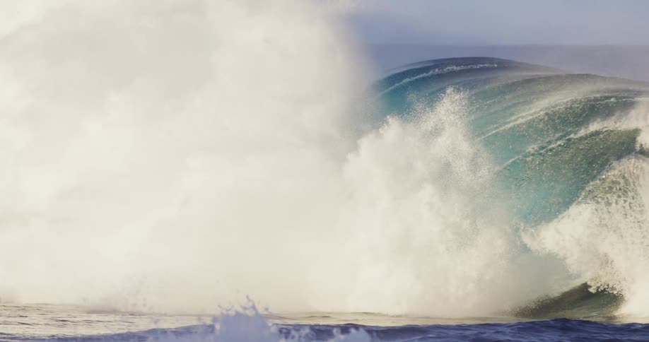 Large tubular wave crashing and foaming