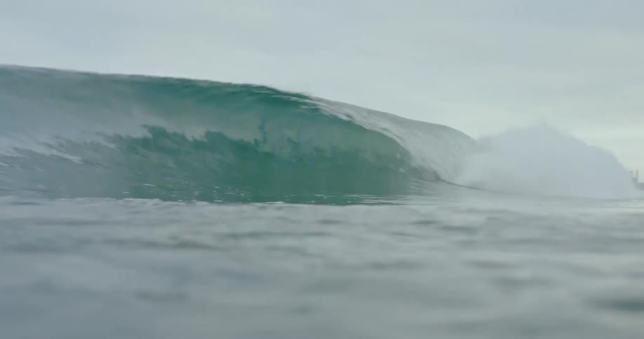 Wave growing as it rolls towards the beach