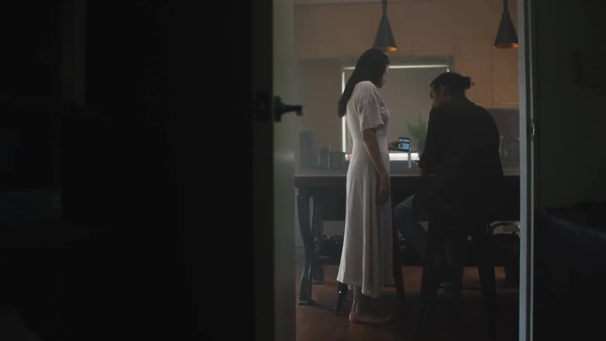 A woman shows a man a cell phone