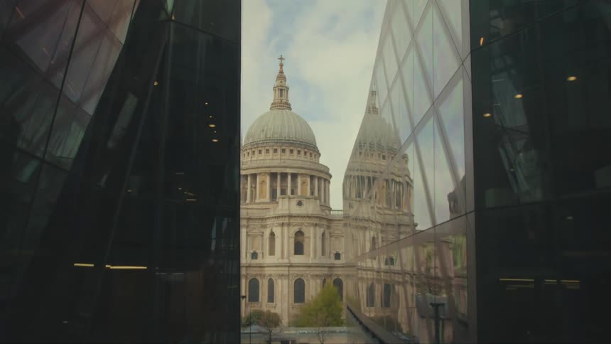 St pauls cathedral in london stands between two modern glass buildings