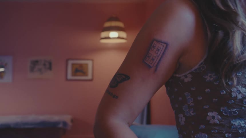 Close up of a tattoo in the upper arm of a woman