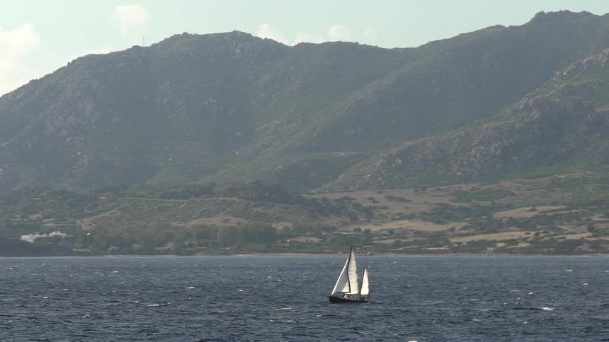 A clip of a boat in the lake