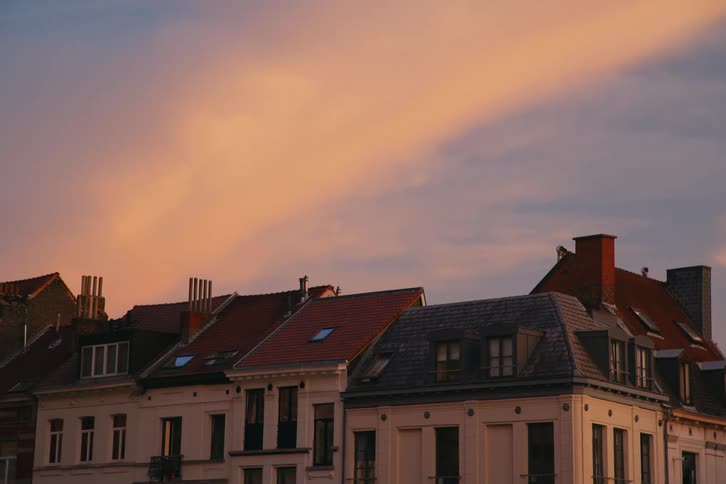 Several old homes and apartment buildings in a city