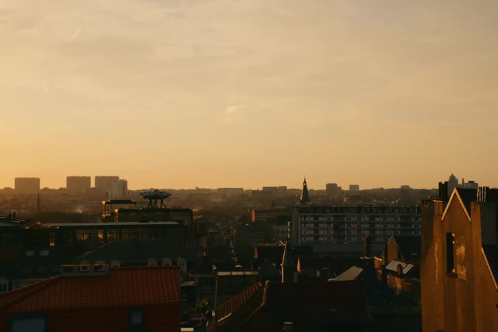 A static view of a city with buildings and small houses on a morning with a clear sky