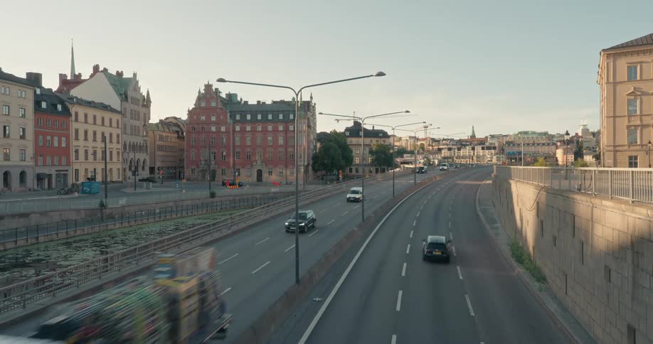 Avenue of a metropolis with vehicle traffic