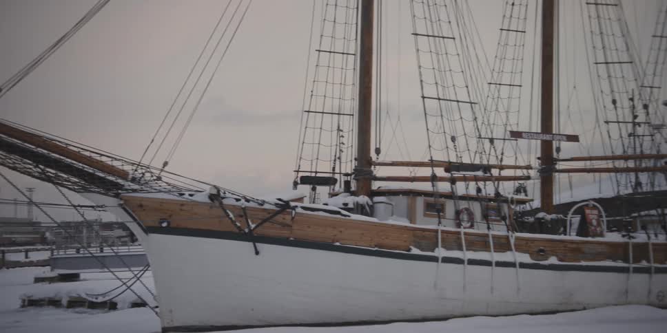 Sailing boat attacked on a ground covered by snow