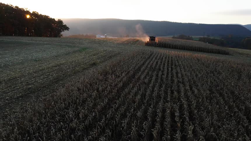 Harvesting machine working on an agricultural field