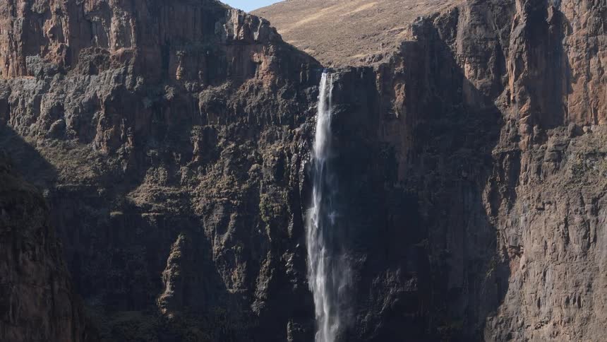 Waterfall in free fall on a wide mountain