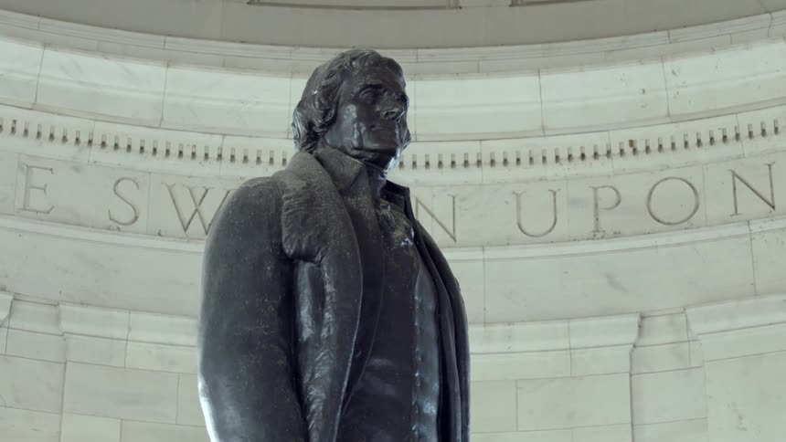 a statue of Thomas Jefferson