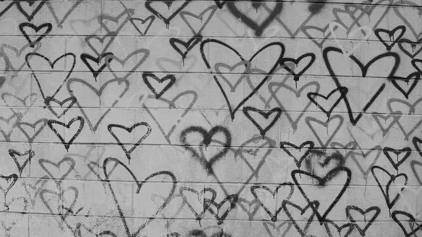 Wall with graffiti and hearts of different sizes