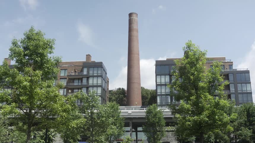 A picture of a tower in the city
