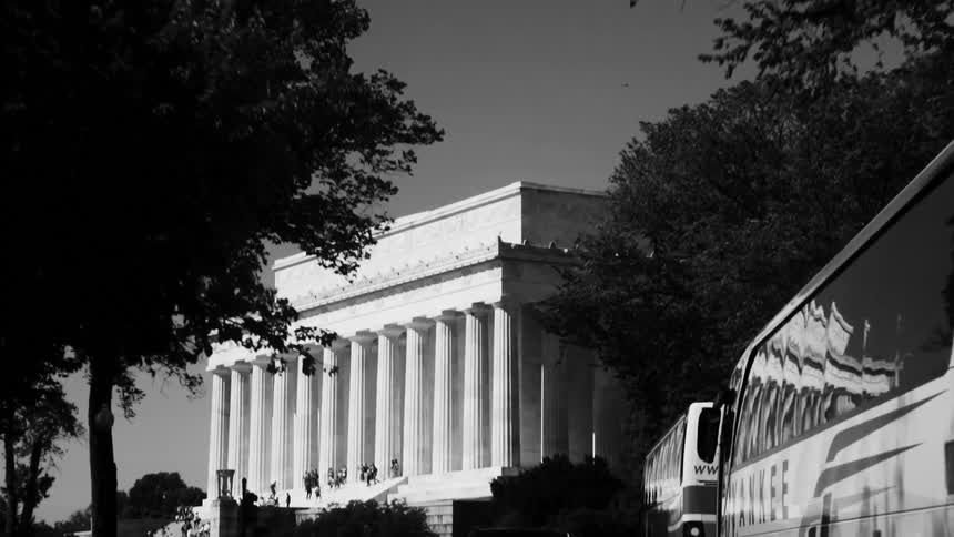 Lincoln memorial with its iconic greek doric columns and a clear sky in the background