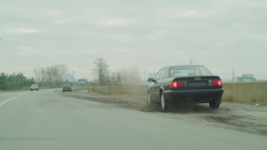 Cars passing each other on the road with some pulling over on the shoulder