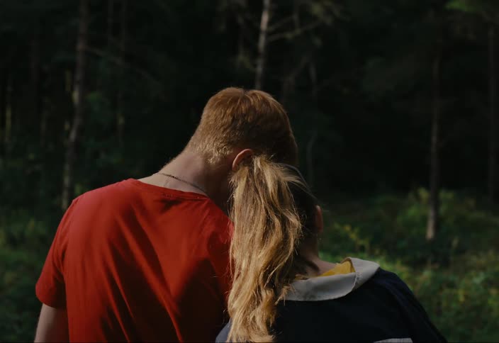 A woman leans on her boyfriends shoulder