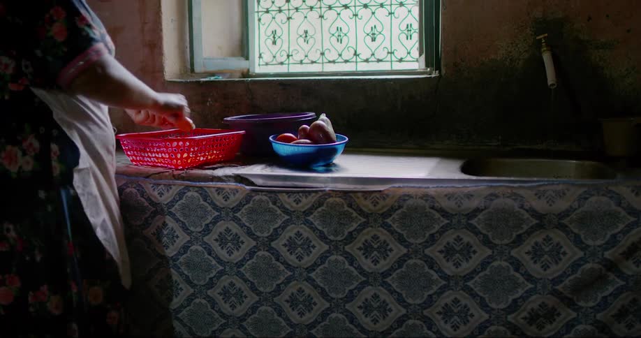 Woman in the kitchen cutting vegetables