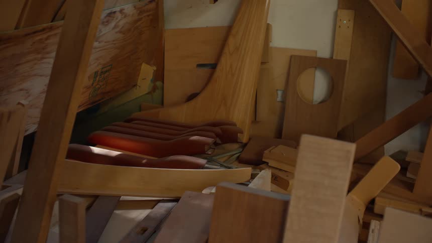 Internal space with varnished wooden moldings