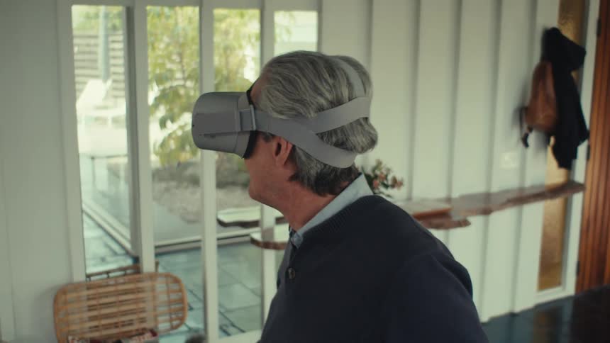 Man inside a room of the house using virtual reality glasses