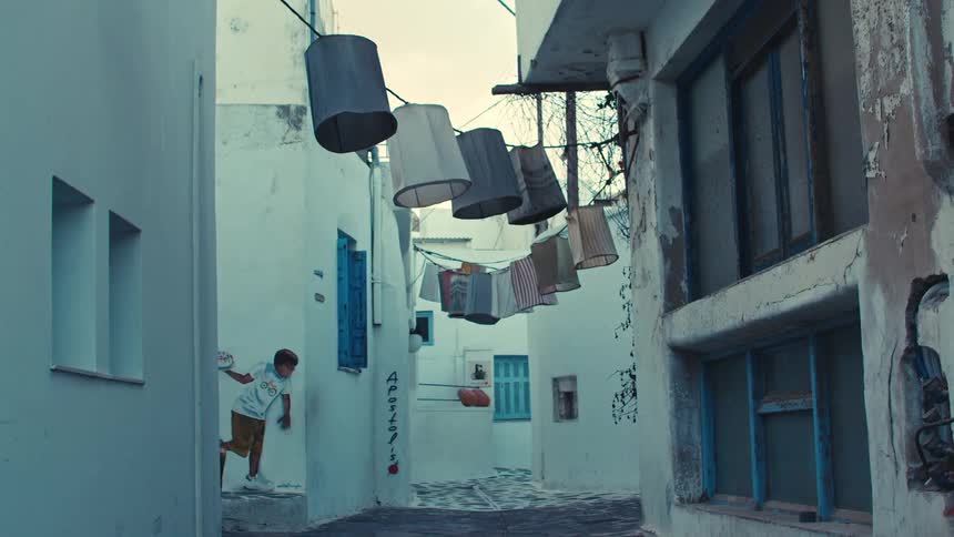 Clothes lines are high up in the alley