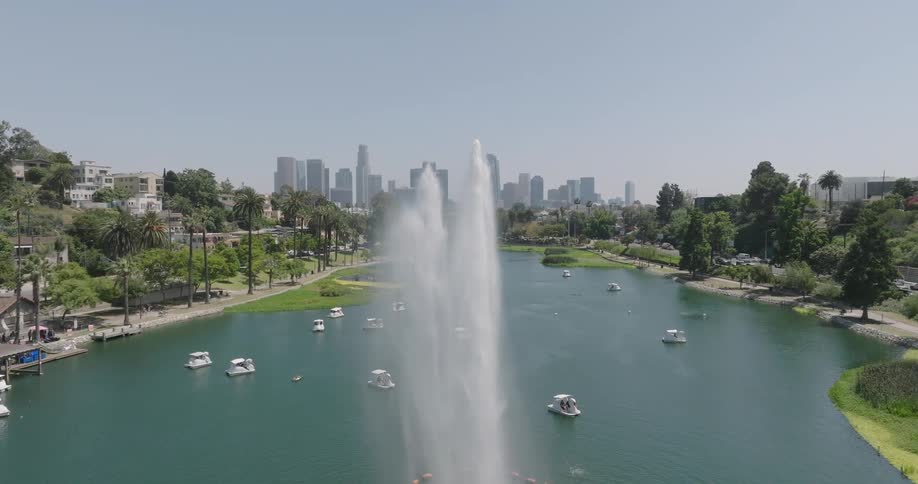 Aerial view of a fountain in a lake in a park in a metropolis