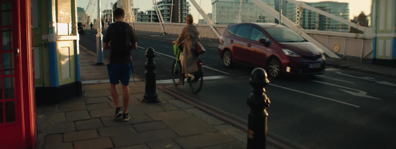 Bridge with vehicle traffic in a metropolis in the background