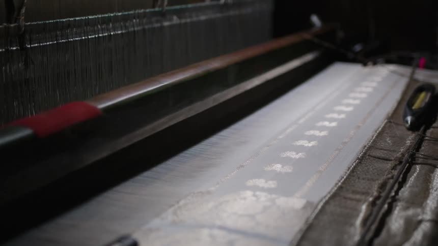 Weaving machine in operation