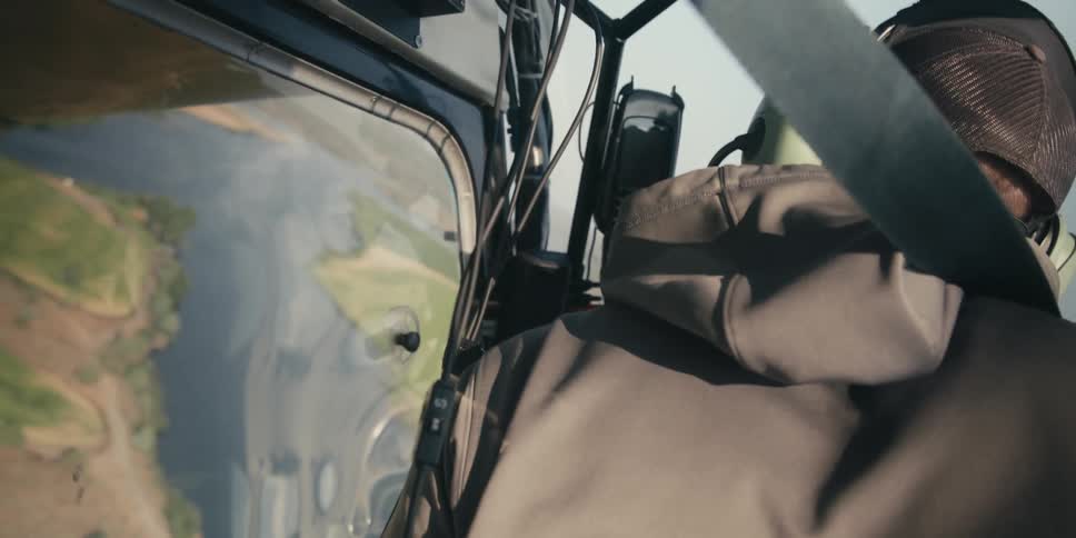 Pilot turns plane sharply in midair