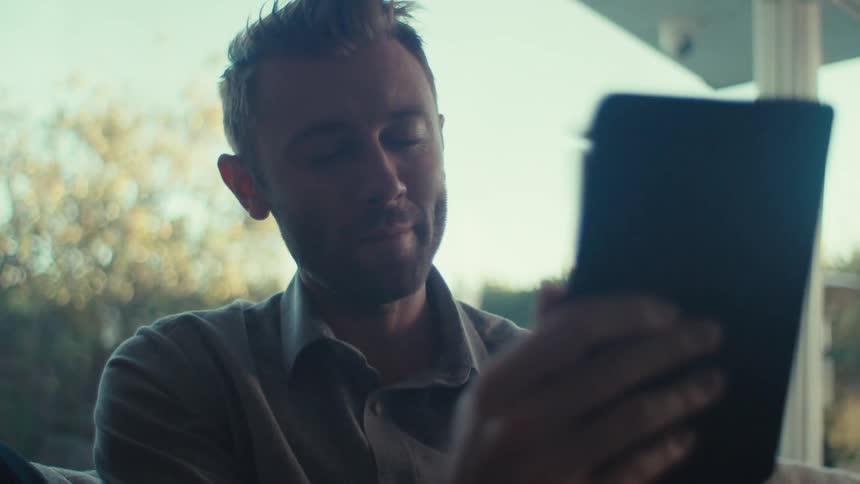 Man talking in front of a smartphone