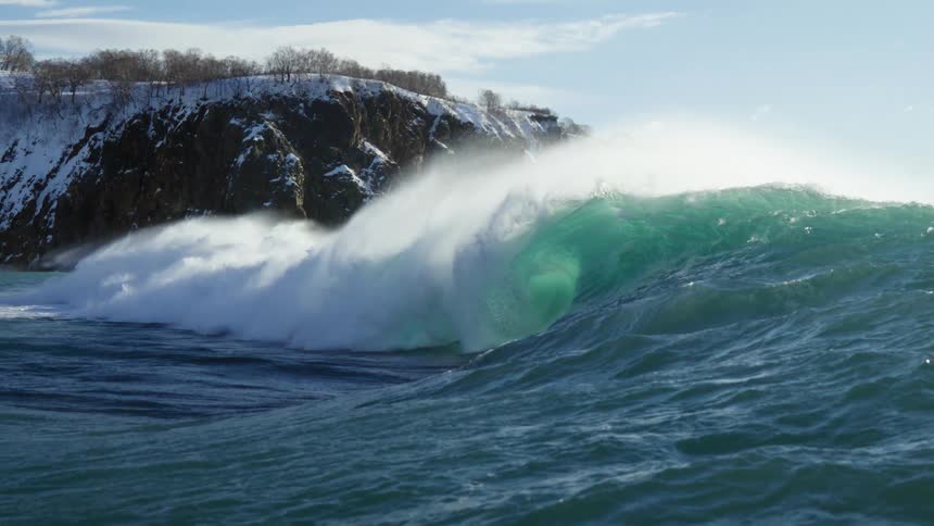 Strong ocean waves are moving towards the coast in winter